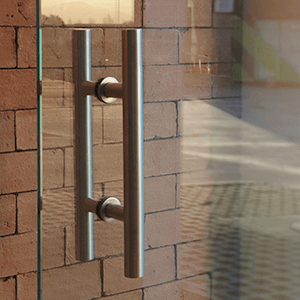 puerta de vidrio templex tipo protex con manilla de acero inoxidable